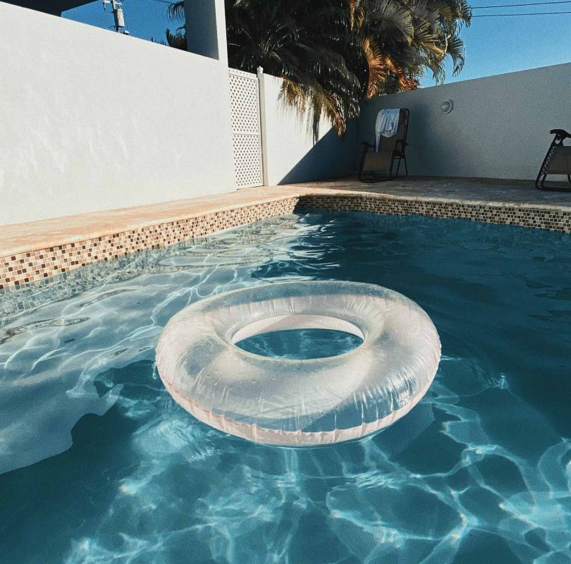 Piscine propre avec bouée, reflétant le service d’entretien de piscines proposé par HYGEA SERVICES